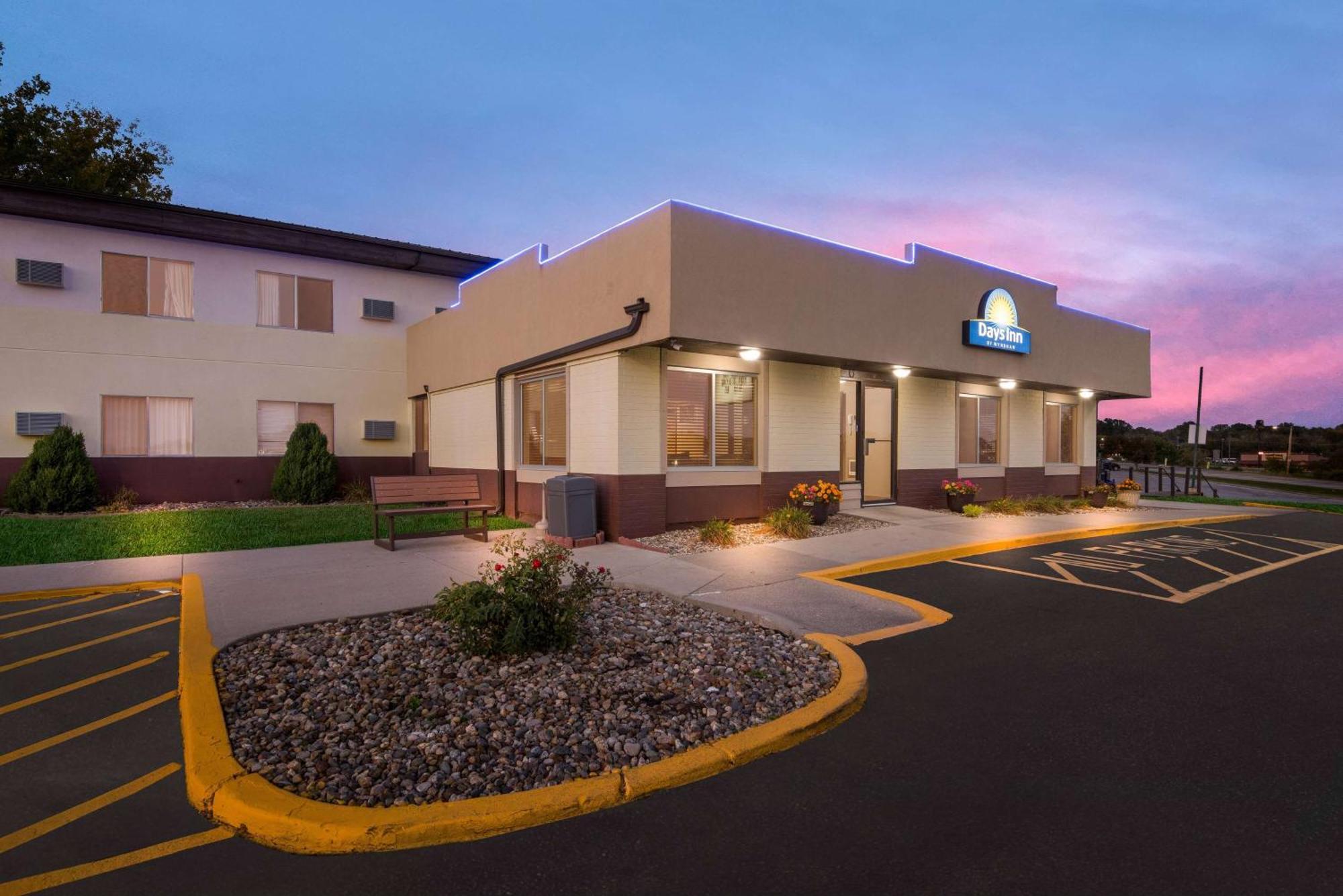 Days Inn By Wyndham Newton Eksteriør bilde